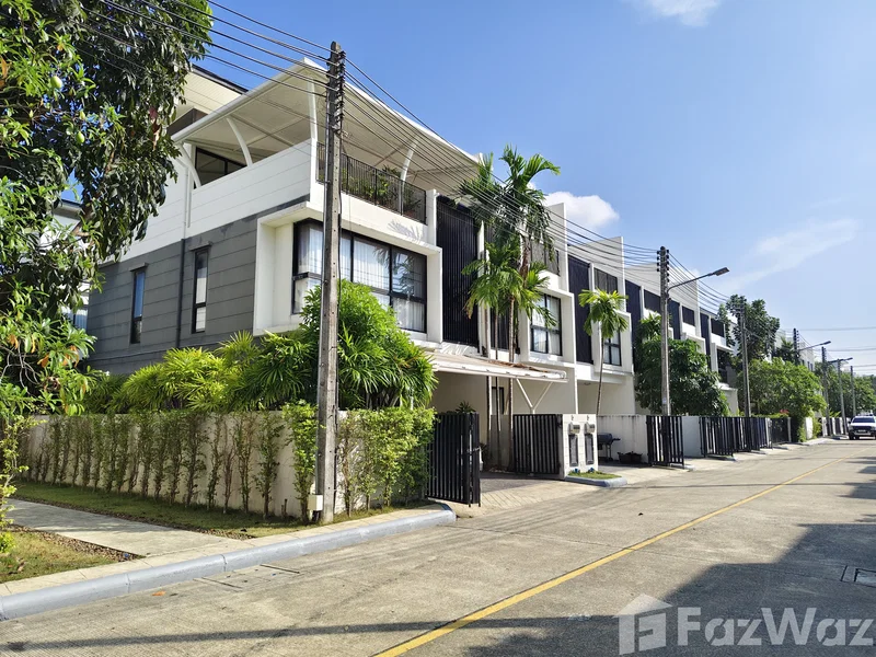 ขายบ้านเดี่ยว : A Rooftop Pool Villa of Singular Distinction 6412047