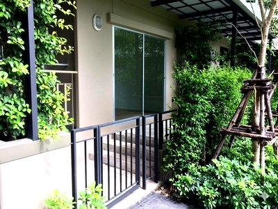 ขายคอนโด : 💢เข้าออกทางสวนได้ รักต้นไม้ ต้องห้องนี้เลย 💢🏡🌲มีระเบียง เฉลียง ติดสวนขนาดใหญ่🌲