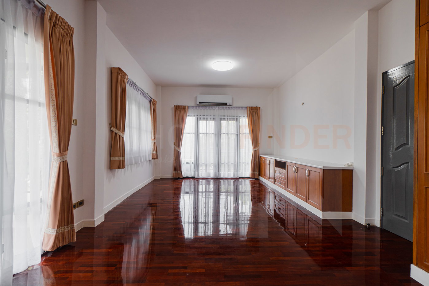 picture Windmill Park 5 bedrooms, for sale - 7/20
