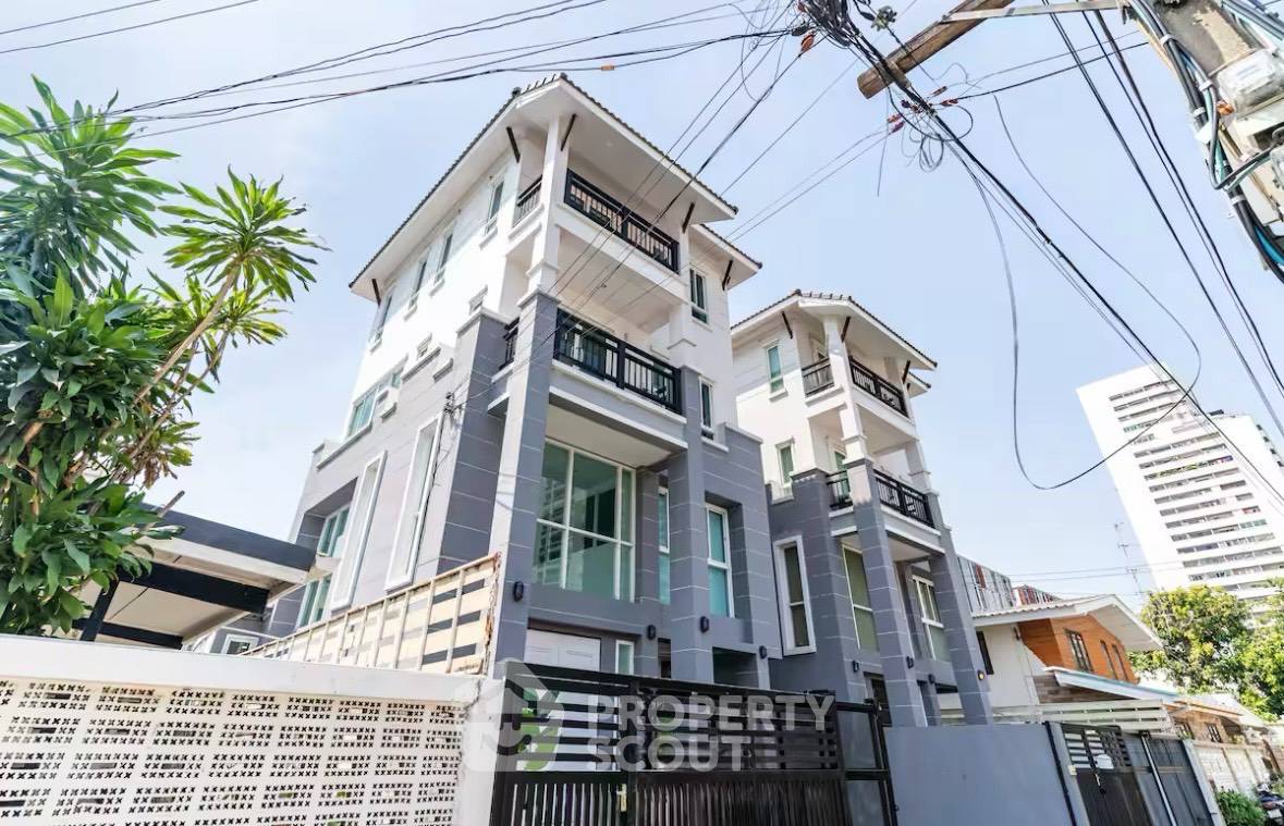 picture 3-BR Townhouse near BTS Ekkamai (ID 2953830) - 1/14
