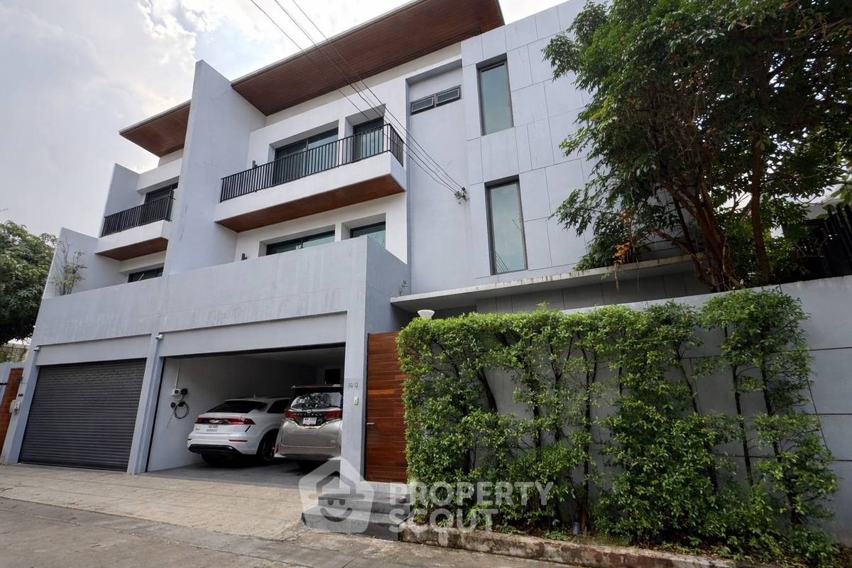 picture 3-BR House near BTS Phrom Phong (ID 2946009) - 1/39