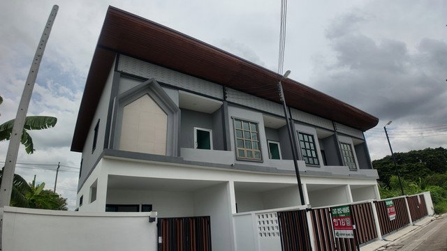 "Rent 12,000 baht but get a brand new house, ready to move in immediately." Bang Kruai, Sai Noi, Sonphet 3.