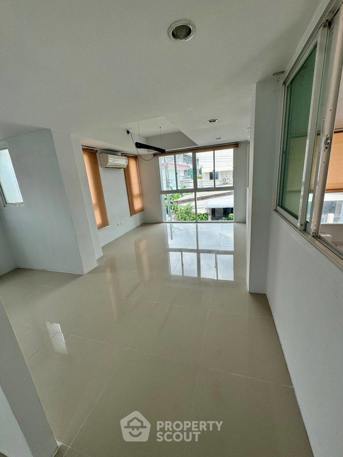 picture 3-BR Townhouse near BTS Ekkamai (ID 2953830) - 9/14