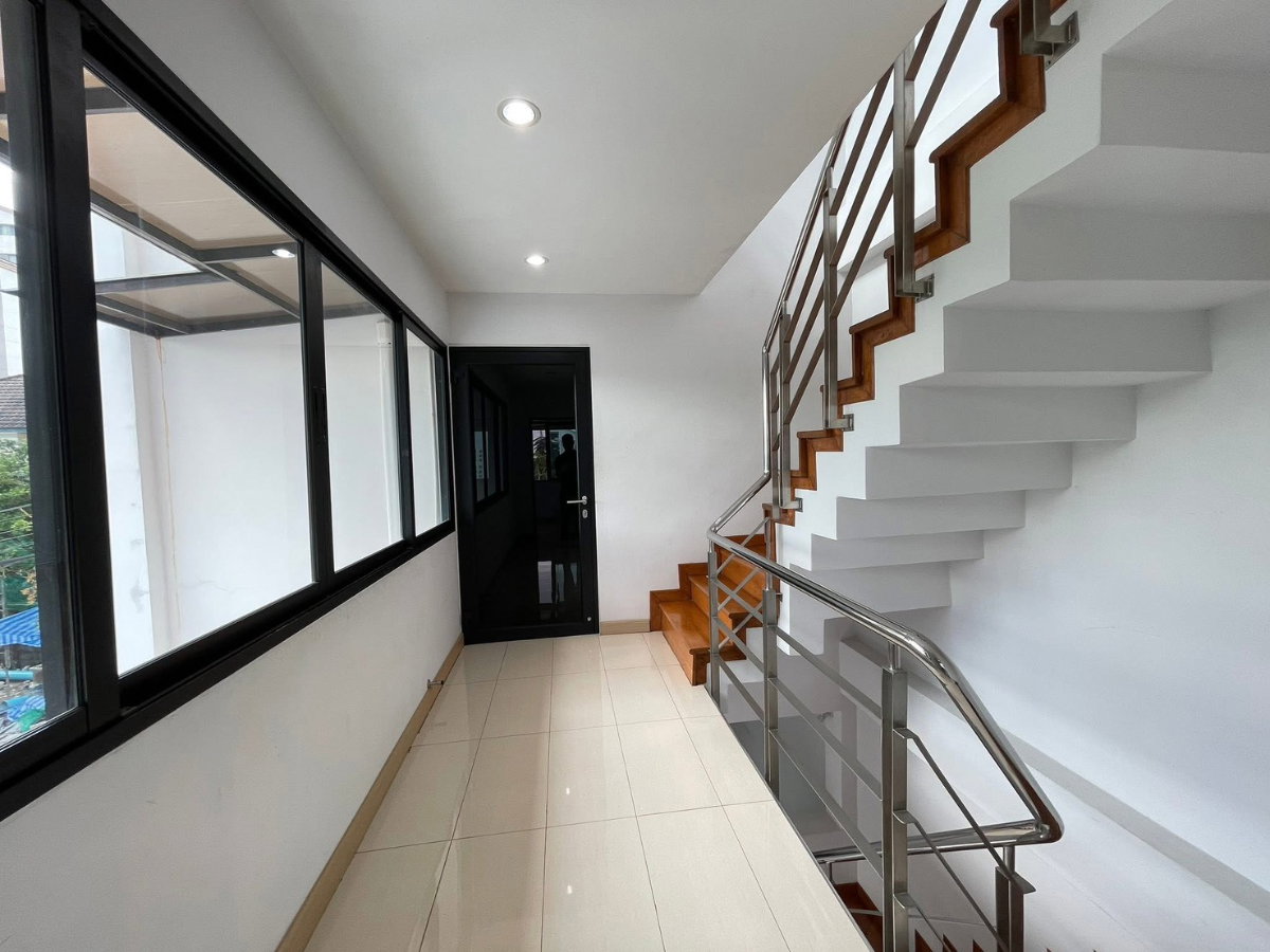 รูป 🔥 ขายด่วน! ทาวน์โฮม 3 ชั้น หลังมุม ทำเลทอง ลาดพร้าว 18 แยก 4 🔥 | MRT 700 ม. | Home Office ได้ | มีห้อง Studio - รูปที่ 13/22