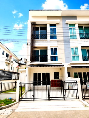 Townhouses for sale Sathon Road : 🔥 FOR SALE: 3-Story Townhome at Baan Klang Mueng Rama 9 (Parallel to Motorway). Premium New CBD location with extra side space