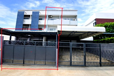 Townhouses for rent : Townhouse for rent, 3 stories, 4-5 bed700 meters from Sinpattaya Srinakarin Hospital, Chalerm Phra Kiat R.9 Soi 4-12.