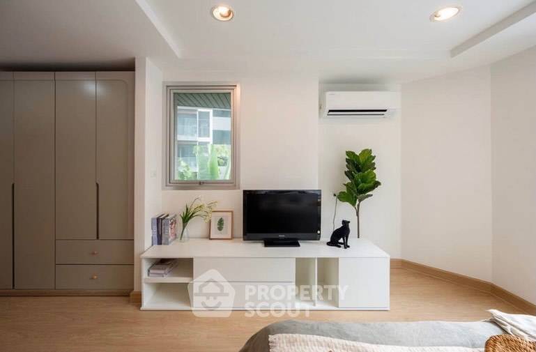 picture 3-BR Condo at Resorta Yen-Akat near MRT Khlong Toei (ID 2810120) - 8/12