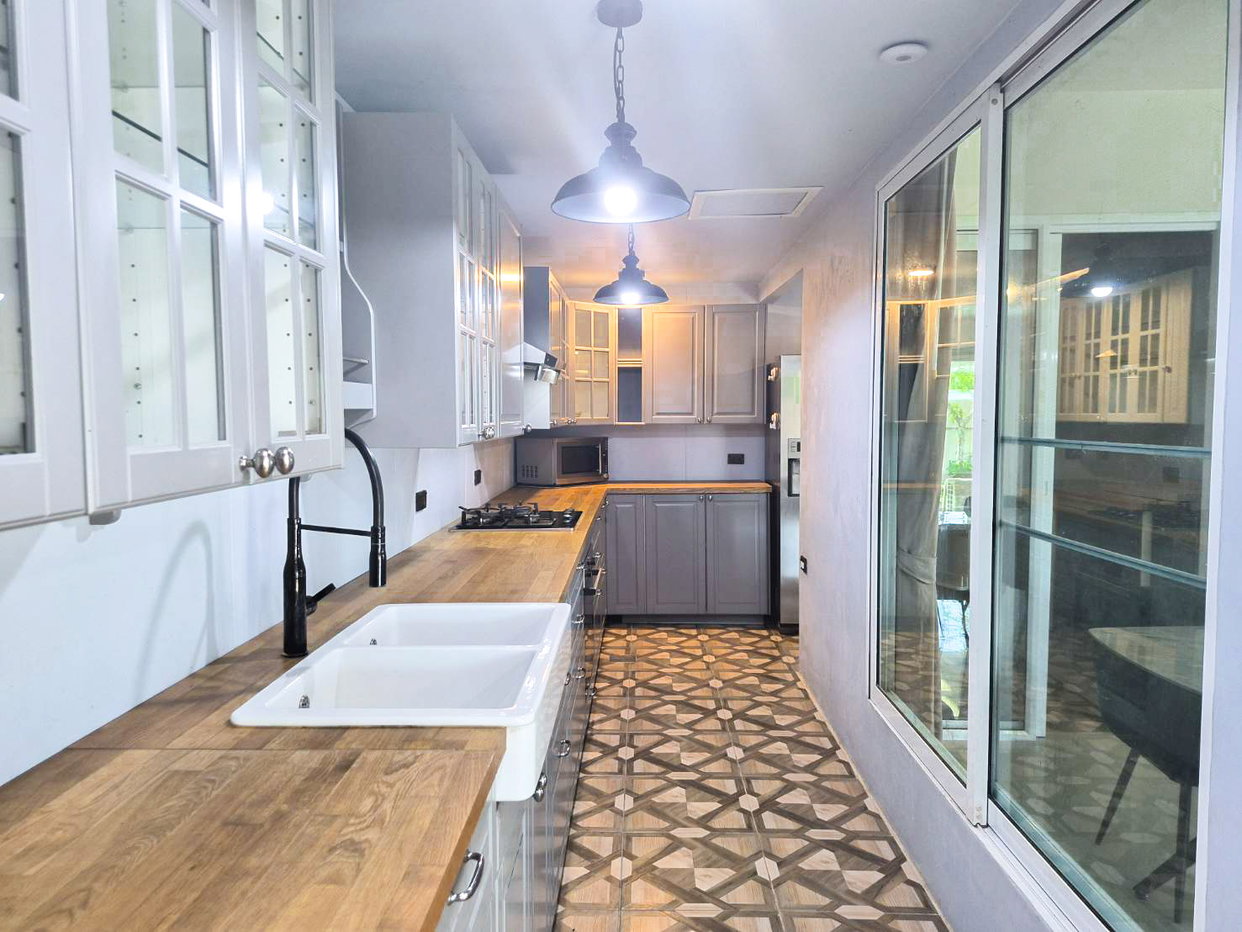 picture 2-Storey House for Rent Fully Furnished Corner Plot with Garden - 8/18