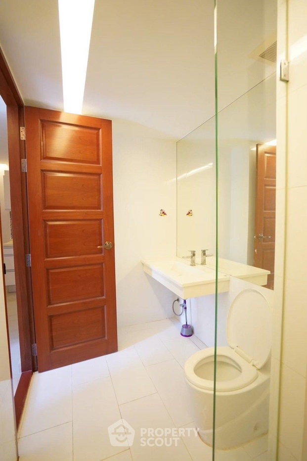 picture 1-BR Condo For Sale At Emerald Residence Ratchada, 2nd-Floor near MRT Huai Khwang (ID 1844669) - 10/13