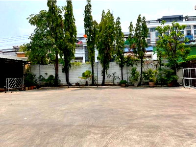 Retail spaces for rent Kasem Bundit Phatthanakan University  : 60 sq.m. space for rent, ideal for a cafe or office, in Ekkamai 12 (N.1918).