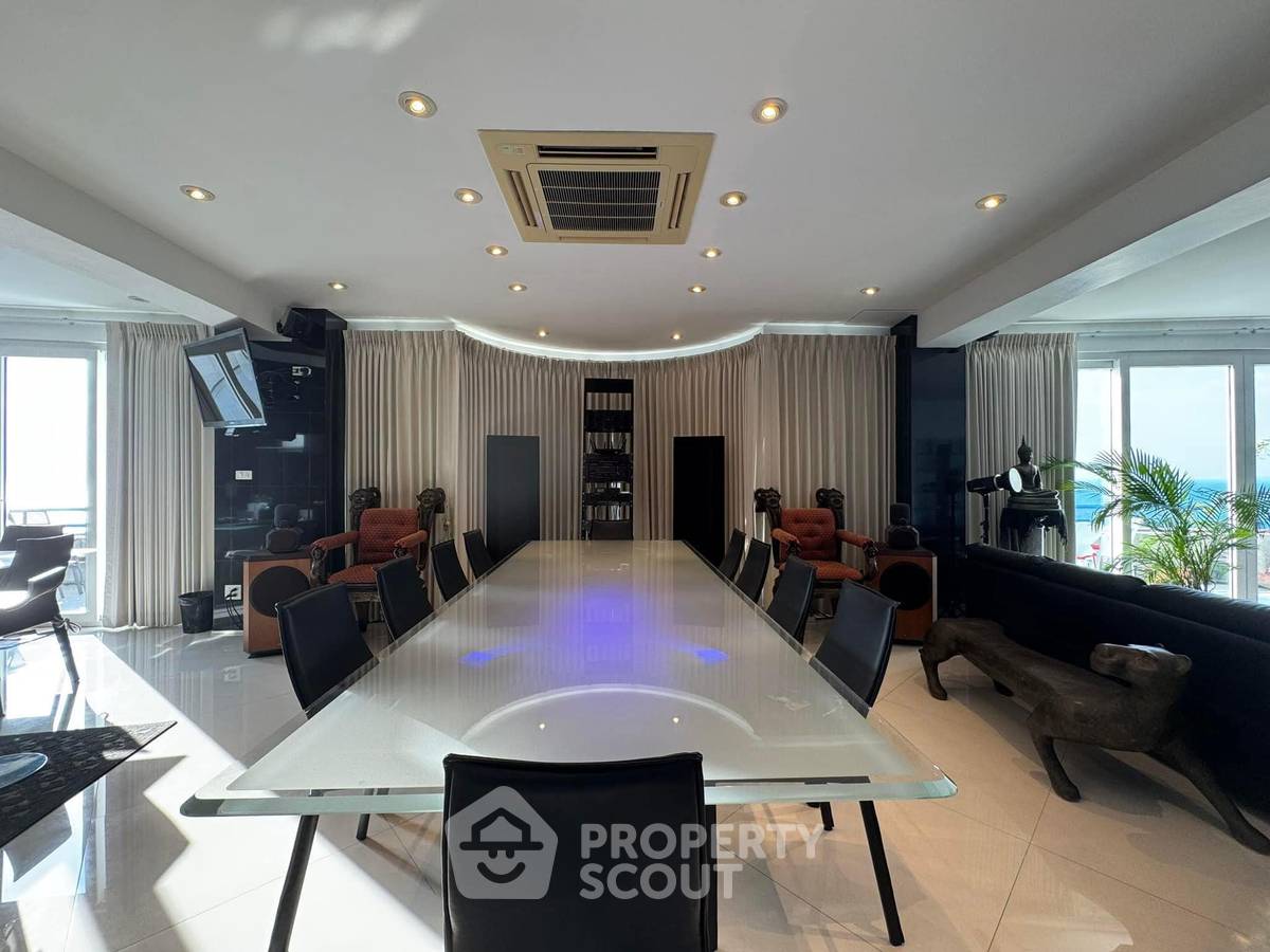 picture 2-BR Condo at The Peak Towers close to Phratamnak (ID 1991451) - 2/9