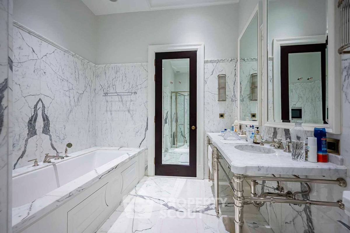 picture 3-BR Condo at 98 Wireless near BTS Phloen Chit (ID 2708869) - 16/18