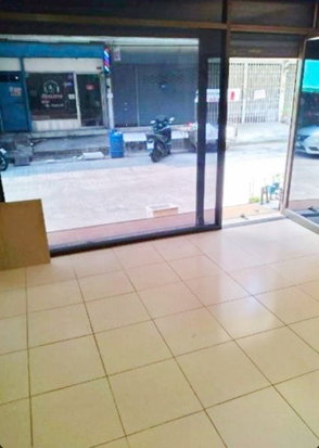 รูป ทำเลลาดพร้าว105-111 ออฟฟิศด้านหลังรพ.เวชธานี 200 ม. ตึกแถวชั้นล่างให้เช่า 1 นอน 1 น้ำ ขนาด 16 ตร.ว. 64 ตร.ม. MRT บางกะปิ 900 ม.ห้าง ตลาด - รูปที่ 4/8