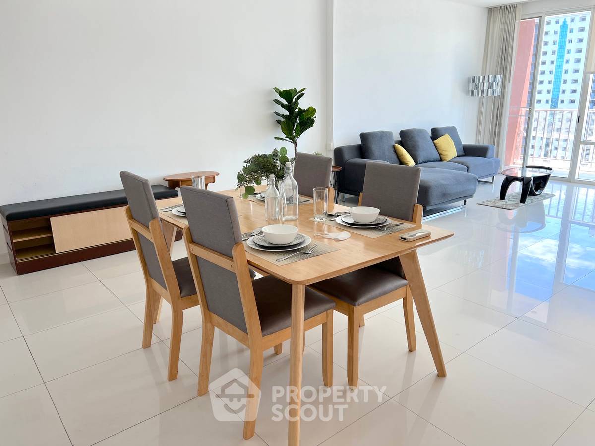 picture 2-BR Condo at Fullerton Sukhumvit near BTS Ekkamai (ID 1917451) - 4/10