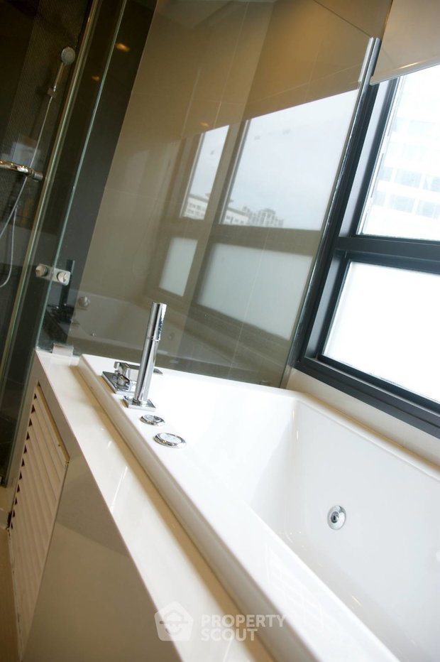 picture 2-BR Condo at Rhythm Sukhumvit 44/1 near BTS Phra Khanong (ID 886573) - 8/14