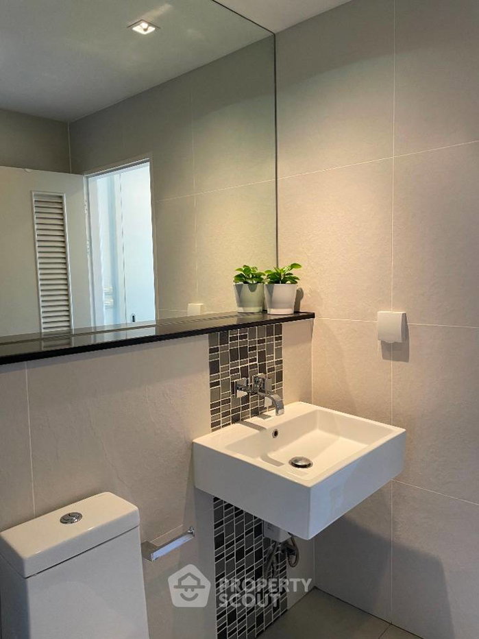 picture 1-BR Condo at Urbano Absolute near BTS Krung Thon Buri (ID 404206) - 9/12