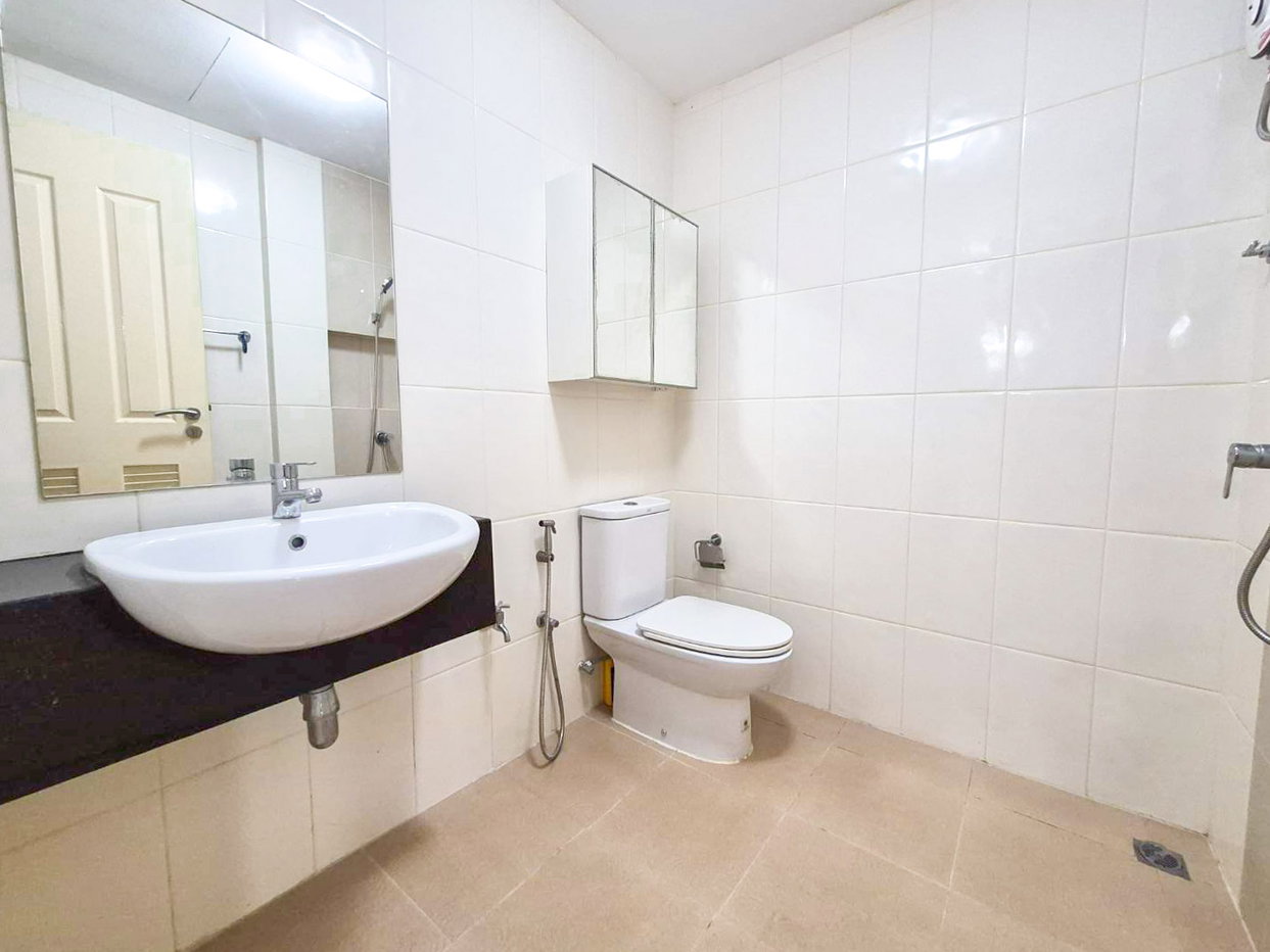 picture 2-Storey House for Rent Fully Furnished Corner Plot with Garden - 14/18