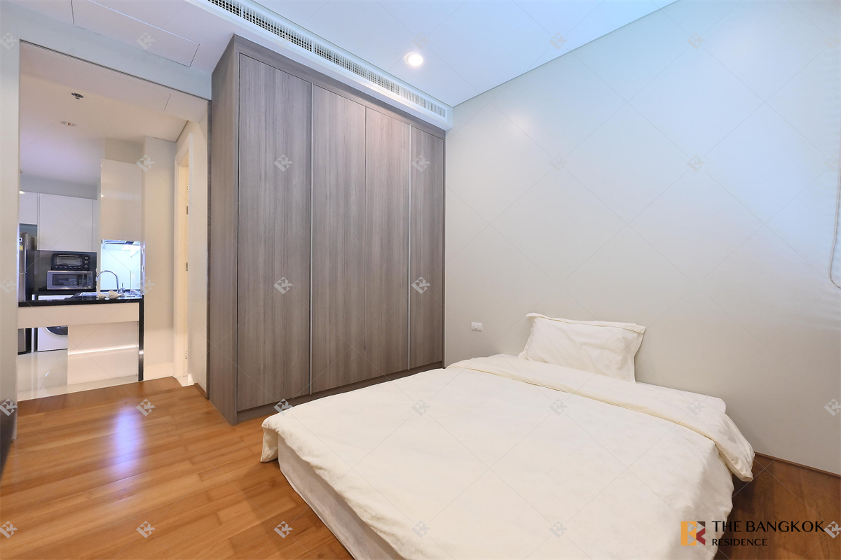 picture Bright 24 New Experience with a Condo in Prime Location - 9/10