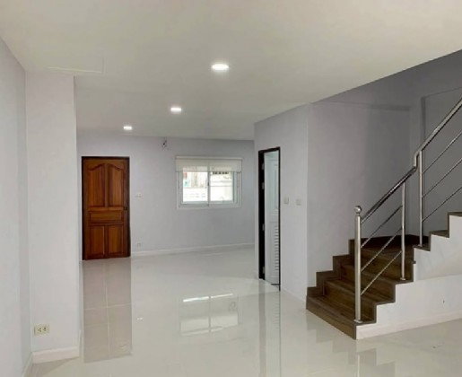 รูป ให้เช่าทาวน์โฮม 3 ชั้น ซอยพัฒนาการ 31/1 อาคารปรับปรุงใหม่ / แอร์ 6 เครื่อง / ไม่มีเฟอร์นิเจอร์ / อยู่อาศัย หรือ Home Office - รูปที่ 4/10