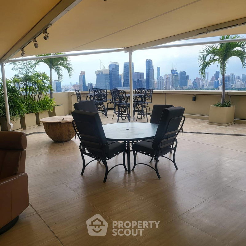 Condos for sale : 33rd-Floor 3-BR 440 Sqm Condo At The Lakes Bangkok, 300m To BTS Asoke (ID 2102216)