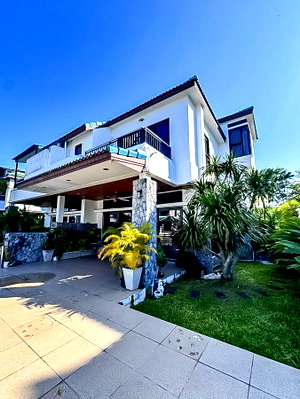 Houses for sale Sattahip Chonburi : Canal Front House for Sale Na Jomtien Pattaya