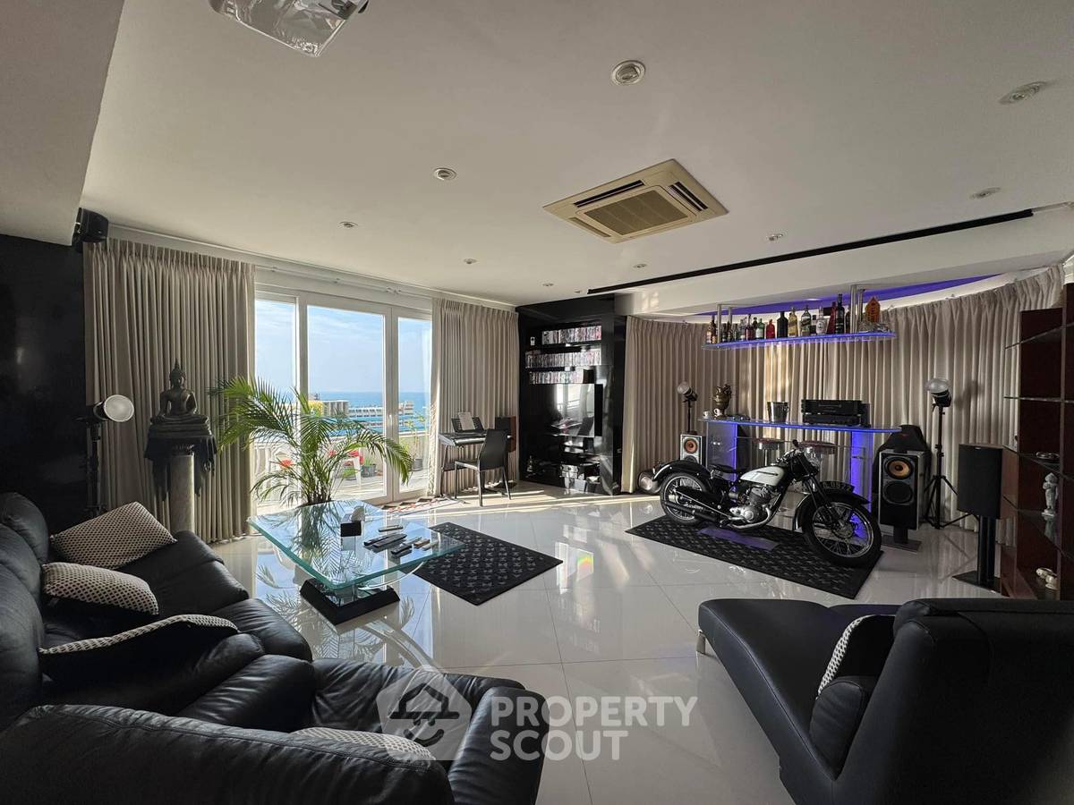 picture 2-BR Condo at The Peak Towers close to Phratamnak (ID 1991451) - 1/9