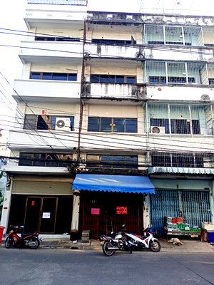 เช่าอาคารพาณิชย์ ถนนสาทรใต้ : ให้เช่าอาคารพาณิชย์5ชั้น จันทน์32 มีห้องน้ำและห้องนอนทุกชั้น ใกล้สถานีรถไฟฟ้าสุรศักดิ์ เหมาะสำหรับทำธุรกิจหรืออยู่อาศัย
