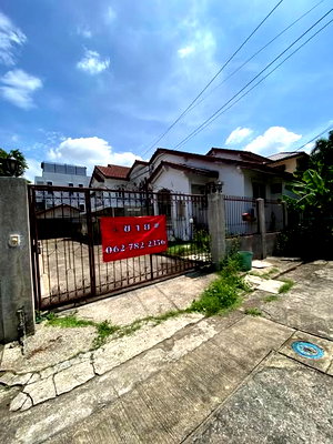 บ้านเดี่ยว กรุงเทพมหานคร : ขาย บ้านเดี่ยว หลังมุม 135 ตร.ว. เน้นที่ดิน ขายตามสภาพ ม.ธารารมณ์ ซ.รามคำแหง150  6+1นอน มีห้องด้านล่าง