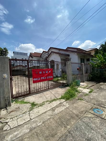 รูป ขาย บ้านเดี่ยว หลังมุม 135 ตร.ว. เน้นที่ดิน ขายตามสภาพ ม.ธารารมณ์ ซ.รามคำแหง150  6+1นอน มีห้องด้านล่าง - รูปที่ 1/24
