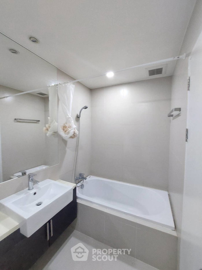 picture Studio Condo at Noble Solo close to Thong Lo (ID 2324640) - 6/8