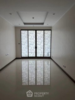 2-BR Condo at Supalai Oriental Sukhumvit 39 near MRT Phetchaburi (ID 2735401)