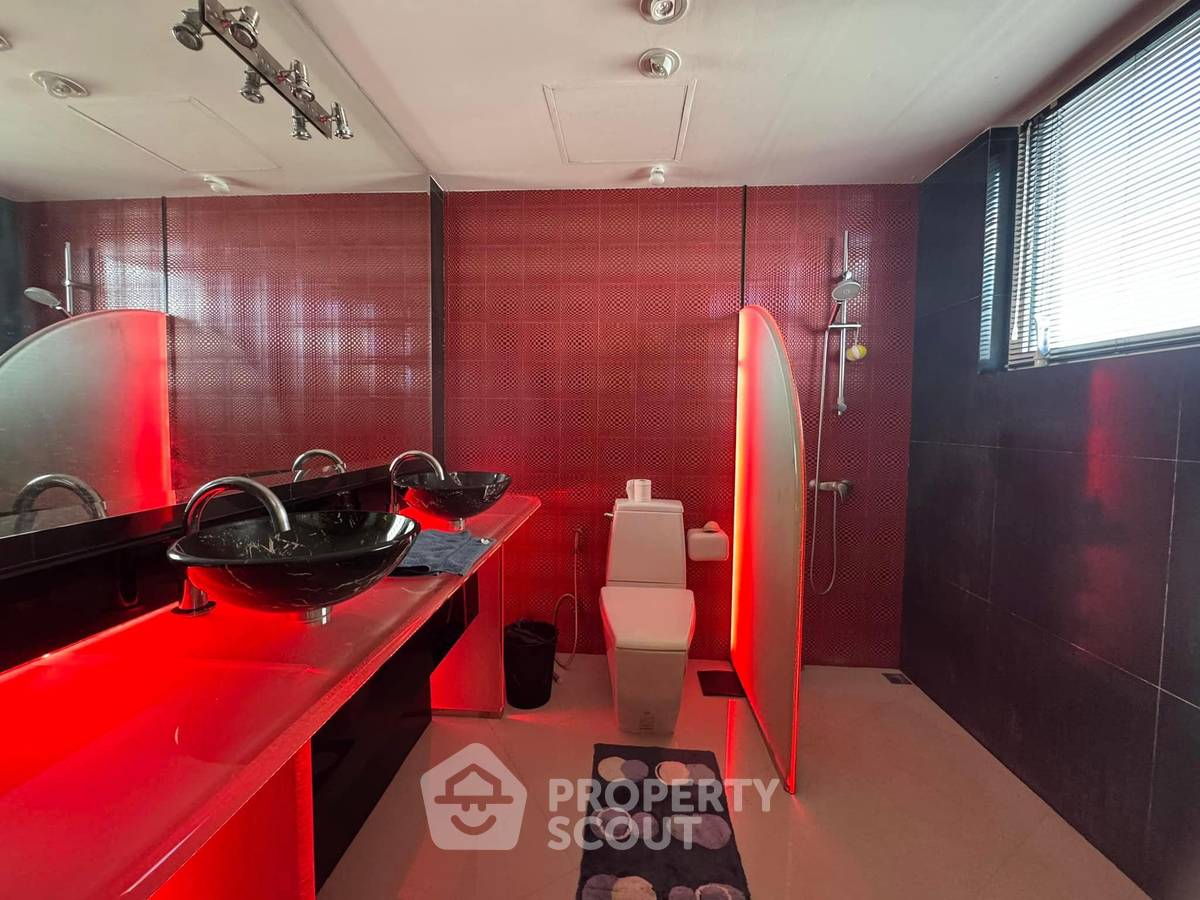 picture 2-BR Condo at The Peak Towers close to Phratamnak (ID 1991451) - 8/9