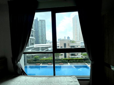 Condos for rent : For Rent: Ideo Mobi Sathorn Condo, 23 sq m, beautiful pool view, near BTS Krung Thon Buri.