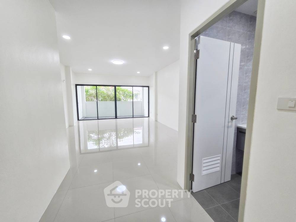 picture 2-BR Townhouse in Khlong Kum (ID 1750035) - 11/13