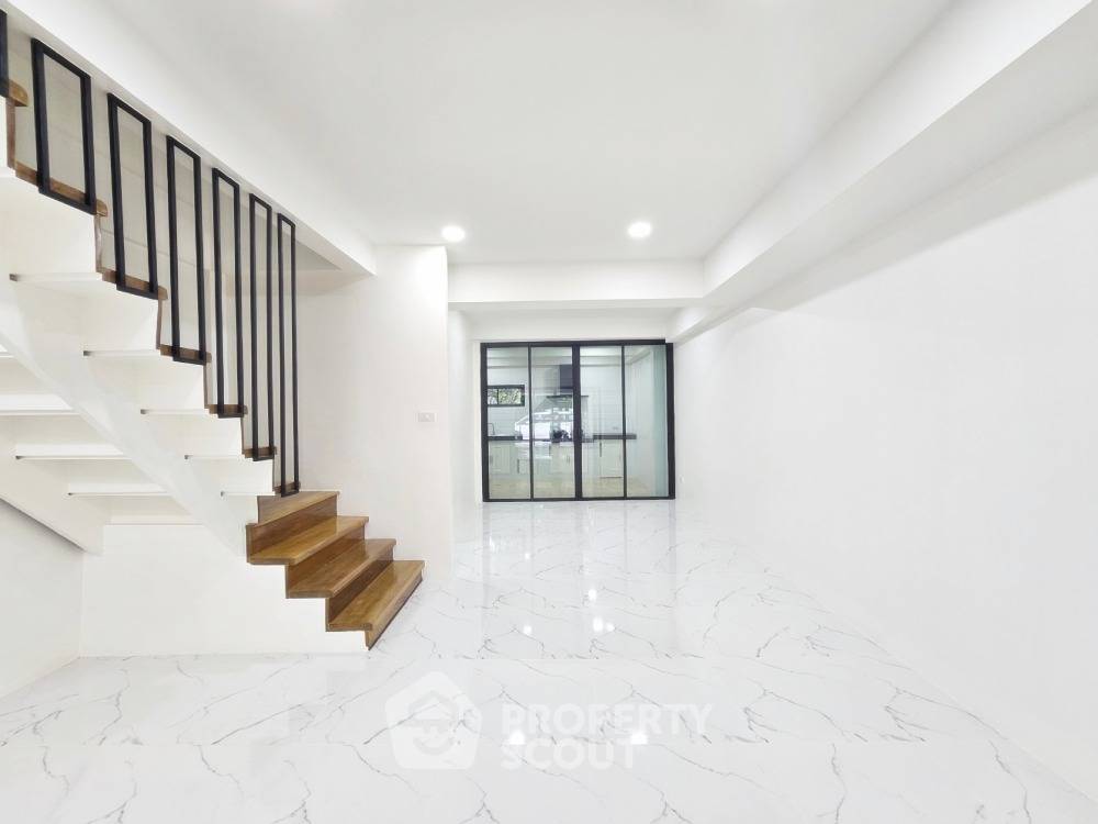 picture 2-BR Townhouse in Khlong Kum (ID 1750035) - 1/13