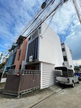 🔥 ขายด่วน! ทาวน์โฮม 3 ชั้น หลังมุม ทำเลทอง ลาดพร้าว 18 แยก 4 🔥 | MRT 700 ม. | Home Office ได้ | มีห้อง Studio