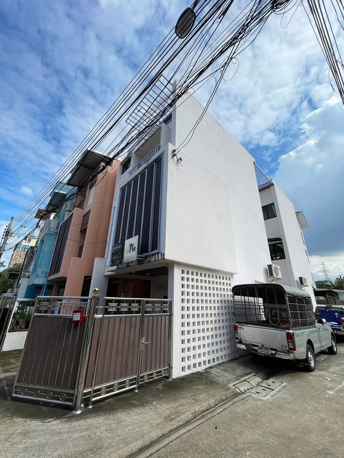 รูป 🔥 ขายด่วน! ทาวน์โฮม 3 ชั้น หลังมุม ทำเลทอง ลาดพร้าว 18 แยก 4 🔥 | MRT 700 ม. | Home Office ได้ | มีห้อง Studio - รูปที่ 1/22