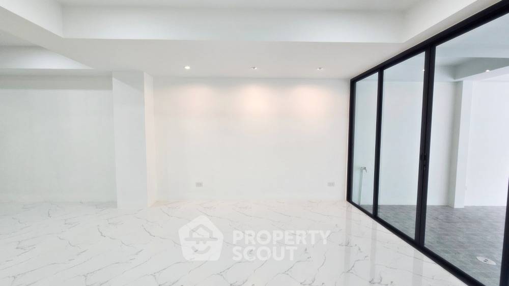 picture 2-BR Townhouse in Khlong Kum (ID 1750035) - 3/13