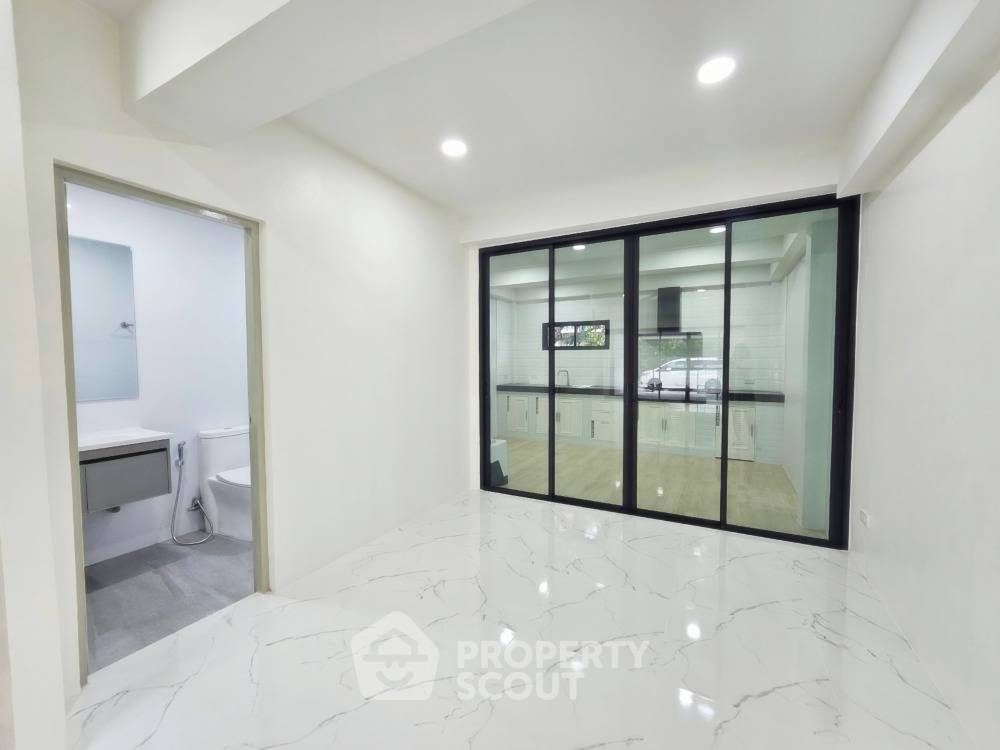 picture 2-BR Townhouse in Khlong Kum (ID 1750035) - 4/13