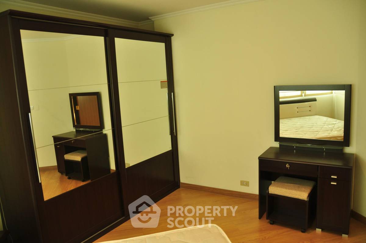 picture 2-BR Condo at Sathorn Gardens near MRT Si Lom (ID 452606) - 5/13