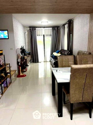 Townhouses for sale Bangkok : 3-BR Townhouse in Sai Mai (ID 2957624)