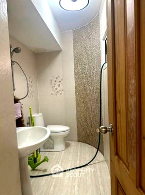 Condos for sale : 1-BR 64 Sqm 30th-Floor Unit, I.T.F. Silom Palace, 400m to BTS Chong Nonsi (ID 2260747)