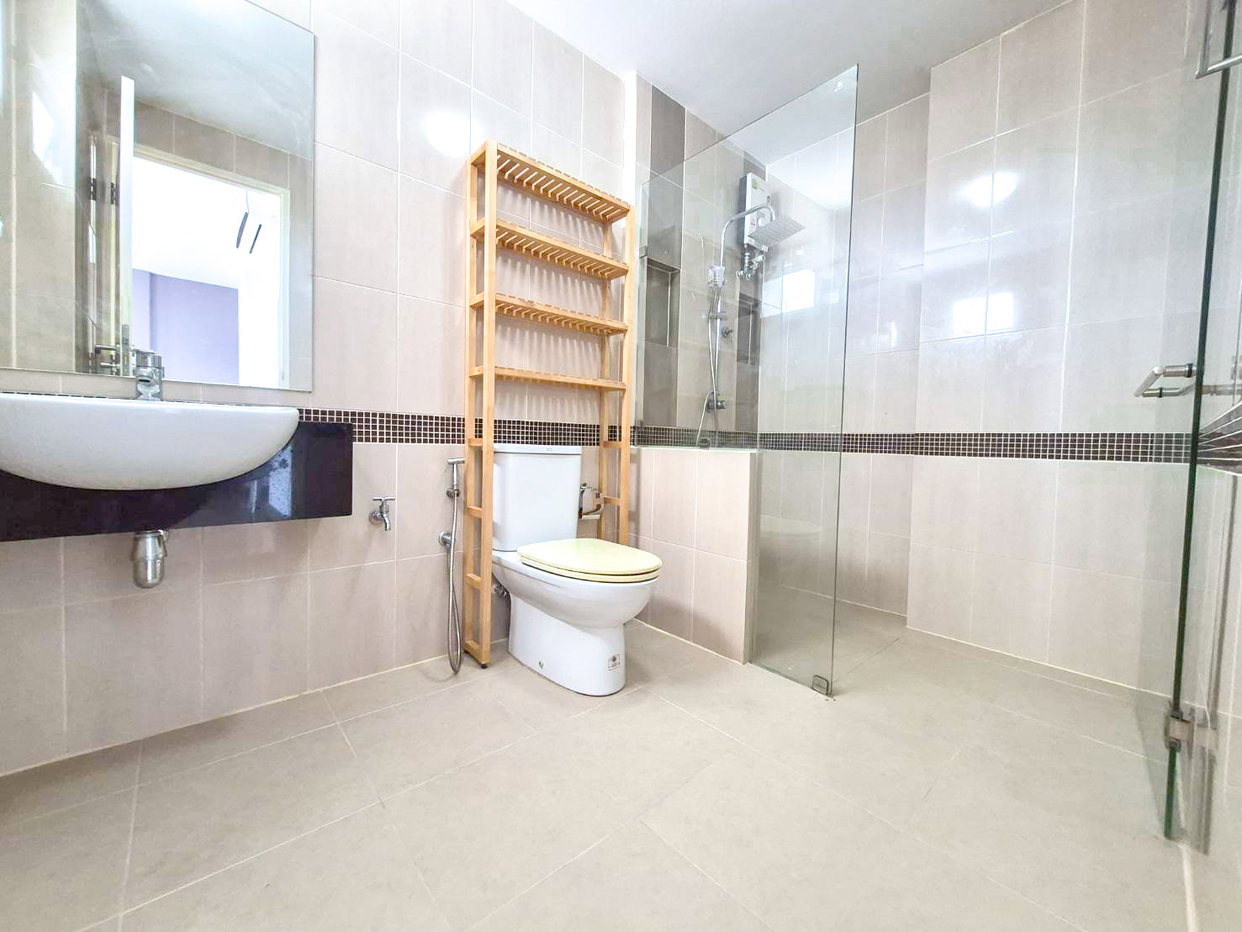 picture 2-Storey House for Rent Fully Furnished Corner Plot with Garden - 13/18