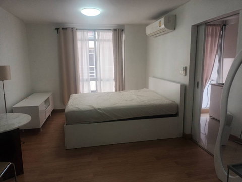 Condo right next to BTS On Nut station, only 400 meters away!!!