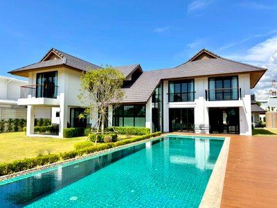 บ้านเดี่ยว ชลบุรี : 🌳🏠 ขายบ้านเดี่ยวหรูสไตล์ Modern Tropical พร้อมสวนกว้างและสระว่ายน้ำส่วนตัว