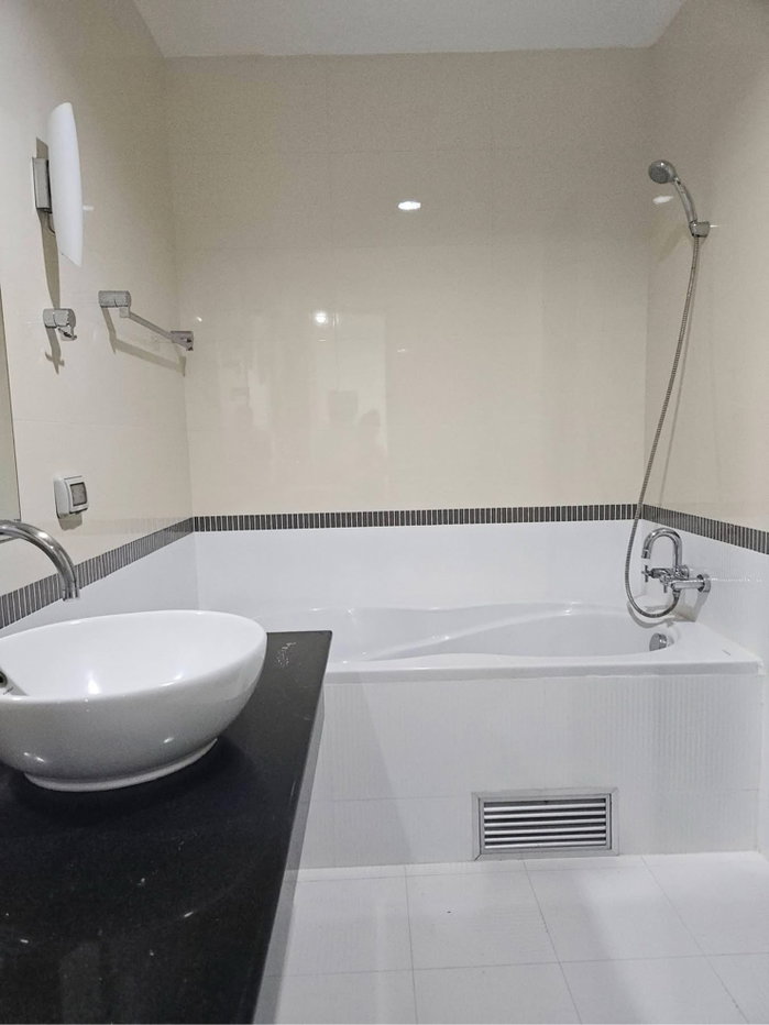 รูป S95 ให้เช่าคอนโด Baan Klang Krung Siam - Pathumwan (บ้าน กลางกรุง สยาม - ปทุมวัน)ติด BTS ราชเทวี ห้องใหญ่ อยู่สบาย ลากกระเป๋าพร้อมเข้าอยู่ได้เลย - รูปที่ 13/14