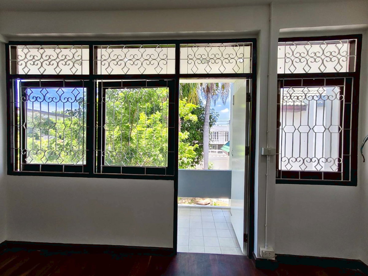 รูป 📢 [ให้เช่า] ✨ บ้านเดี่ยวพื้นที่ใหญ่ 122 ตร.ว. ซอยปรีดีพนมยงค์ 42 (สุขุมวิท 71) ✨เอกมัย-ทองหล่อ เหมาะสำหรับอยู่อาศัย, โฮมออฟฟิศ, ร้านอาหาร หรือสปาหรู - รูปที่ 7/25