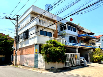 ทาวน์โฮม กรุงเทพมหานคร : ทาวน์โฮมหลังมุม ลาดพร้าว 71 ใกล้เลียบด่วน ในงบ 5.49 ล้าน ได้ 4 ห้องนอน! 