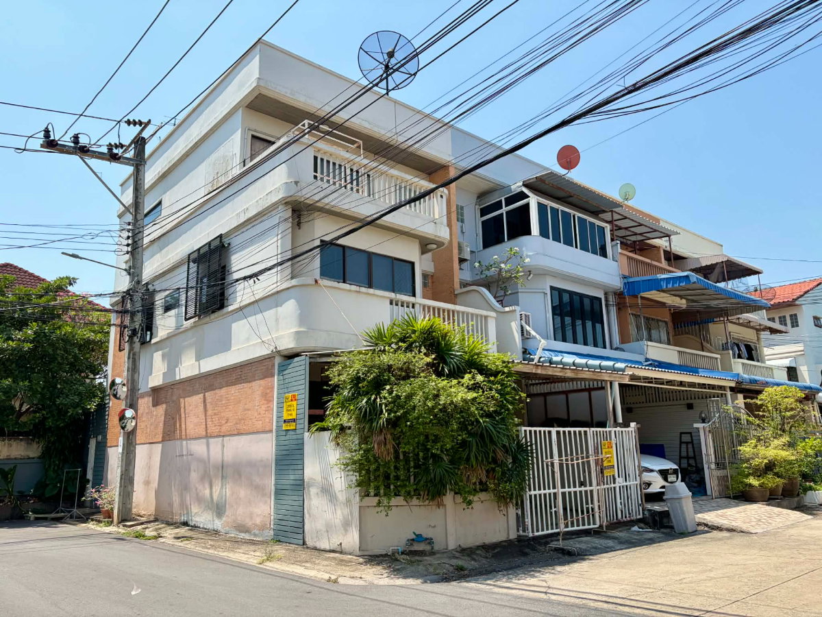 รูป ทาวน์โฮมหลังมุม ลาดพร้าว 71 ใกล้เลียบด่วน ในงบ 5.49 ล้าน ได้ 4 ห้องนอน! - รูปที่ 1/11