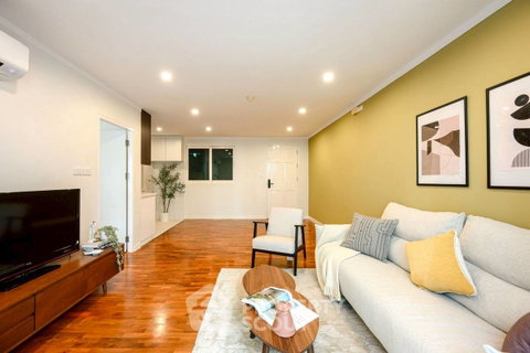 1-BR Condo at Baan Siri Sukhumvit 13 Condominium near ARL Makkasan (ID 2778065)